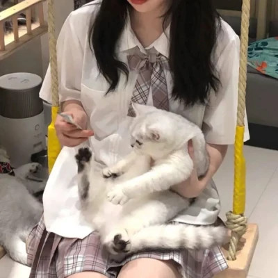 2025最新抱猫女头像好看图片