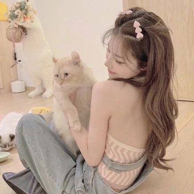 2025最新抱猫女头像好看图片