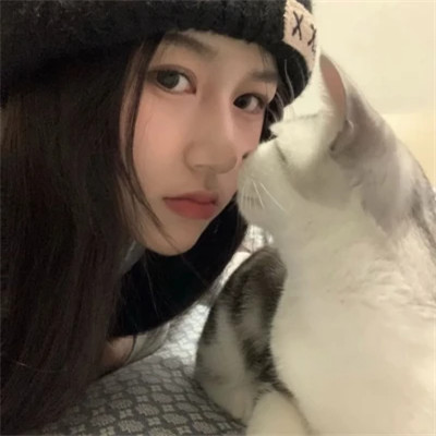 2025最新抱猫女头像好看图片