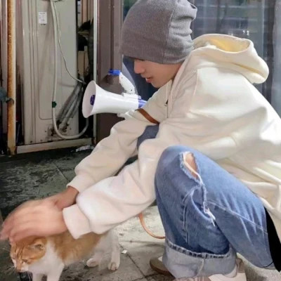 2025最新抱猫男生头像高清图片 