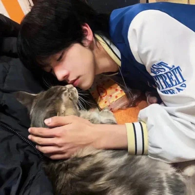 2025最新抱猫男生头像高清图片 