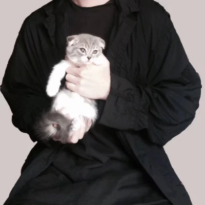 2025最新抱猫男生头像高清图片 