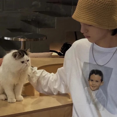 2025最新抱猫男生头像高清图片 