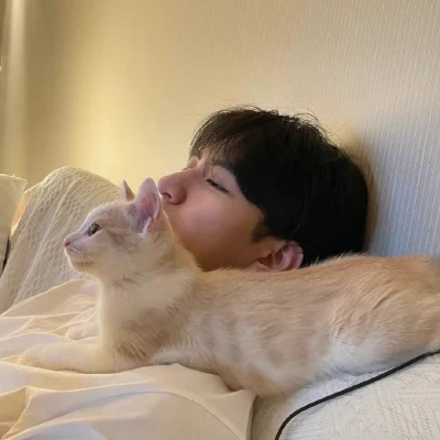 2025最新抱猫男生头像高清图片 