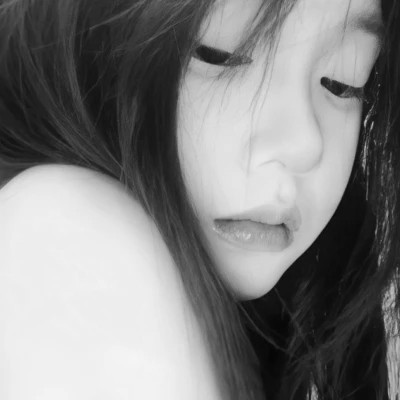 2025美女图片头像黑白