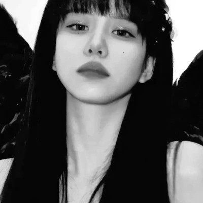 2025美女图片头像黑白