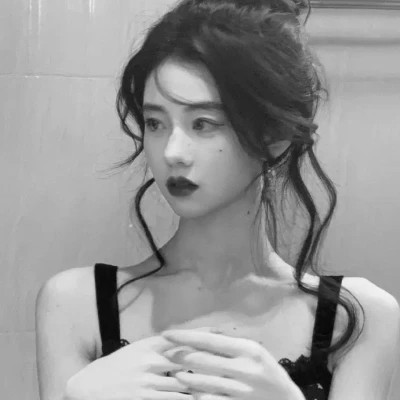 2025美女图片头像黑白