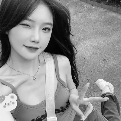 黑白头像图片2025最火爆女新款