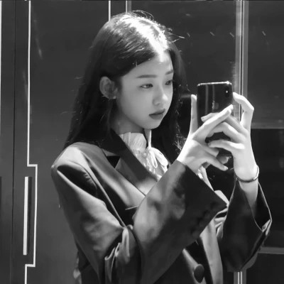 气质微信头像女生黑白