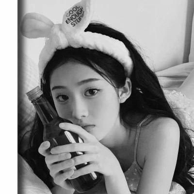 2025新款女黑白头像