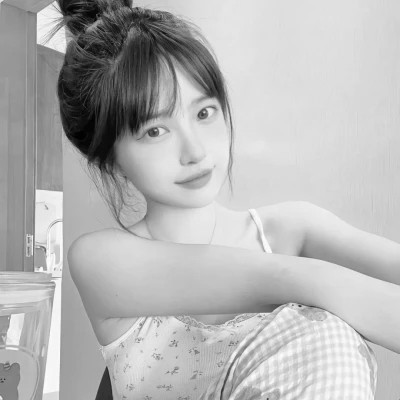 2025新款女黑白头像