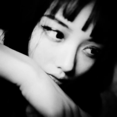 御姐风黑白系高级感女头像