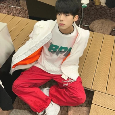 2025超酷个性男生微信头像