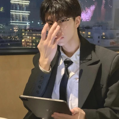 2025让人一眼就喜欢的男生头像