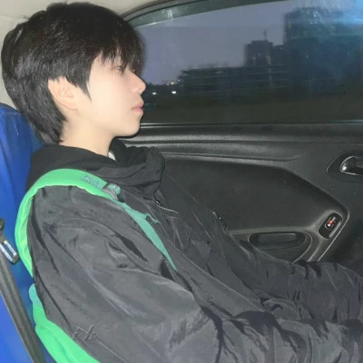 2025最火男生真人头像