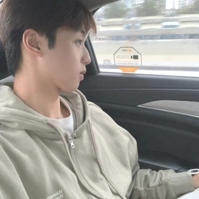 2025图片大全好看头像男生