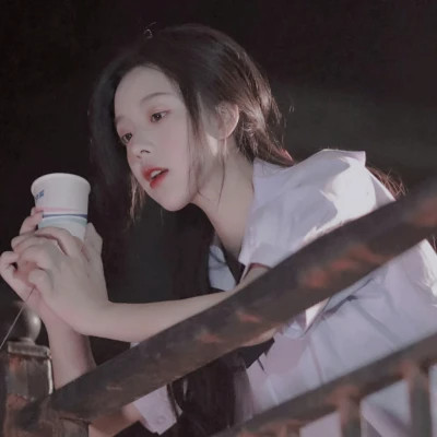 慵懒随意女生头像