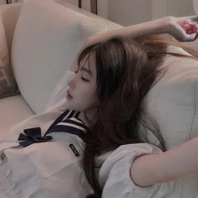 慵懒随意女生头像