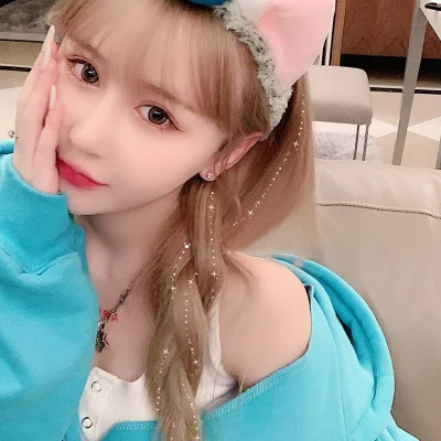 2025最火微信头像真人女生