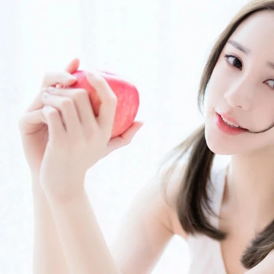 2025最火微信头像真人女生