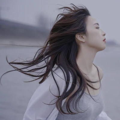 2025最火微信头像真人女生