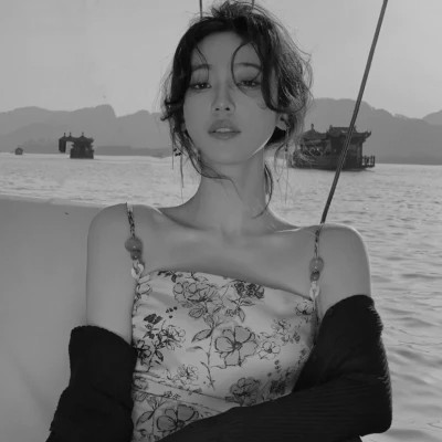 女人霸气御姐范头像黑白