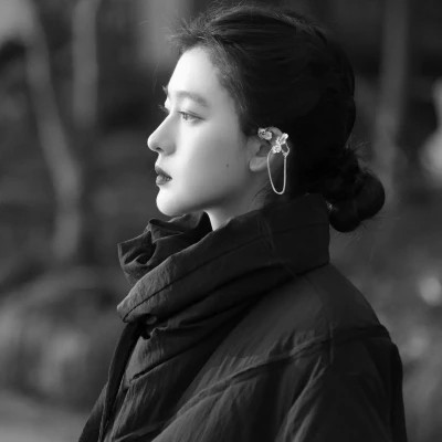 黑白真人女生头像冷艳