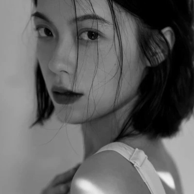 黑白真人女生头像冷艳