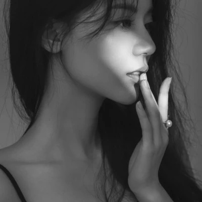 黑白真人女生头像冷艳