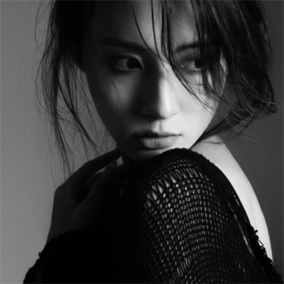 黑白真人女生头像冷艳