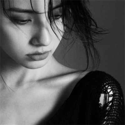 黑白真人女生头像冷艳