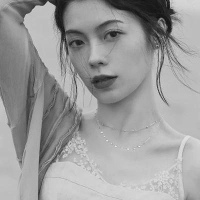 黑白真人女生头像冷艳