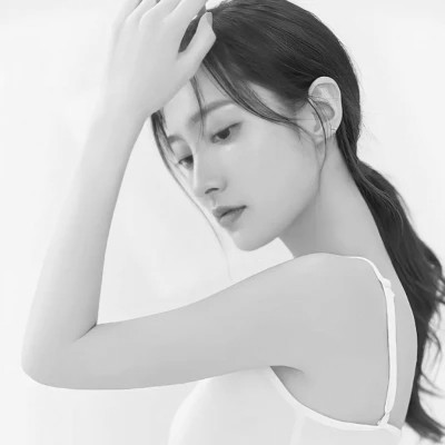 黑白真人女生头像冷艳