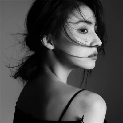 黑白真人女生头像冷艳