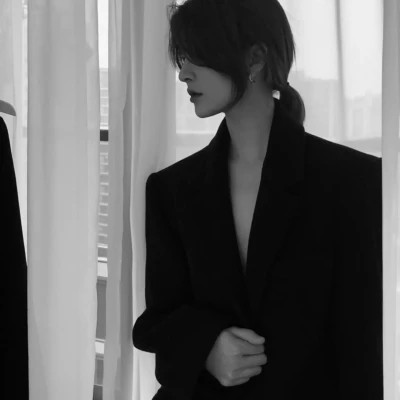 黑白真人女生头像冷艳
