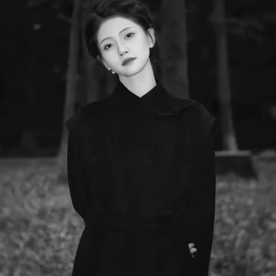 黑白高冷女生头像
