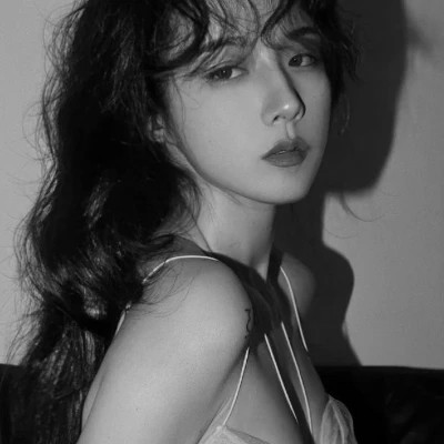 黑白高冷女生头像