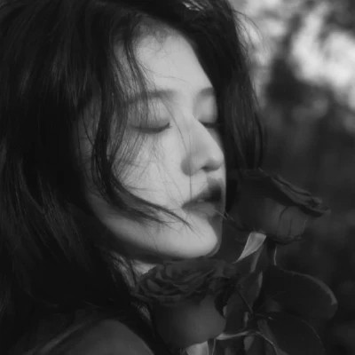 黑白高冷女生头像