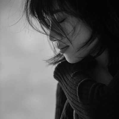 黑白高冷女生头像
