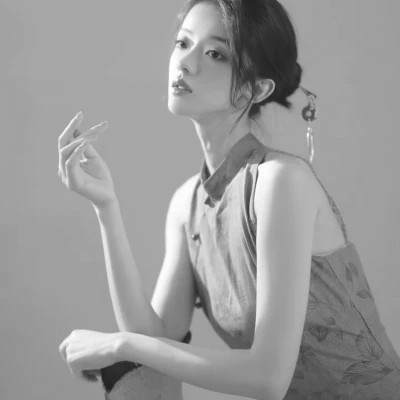黑白高冷女生头像