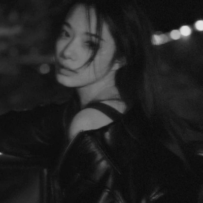 黑白高冷女生头像