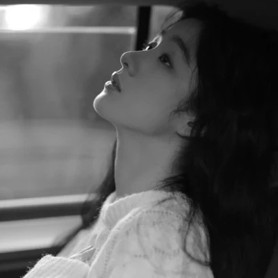黑白高冷女生头像