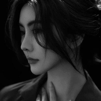 黑白高冷女生头像