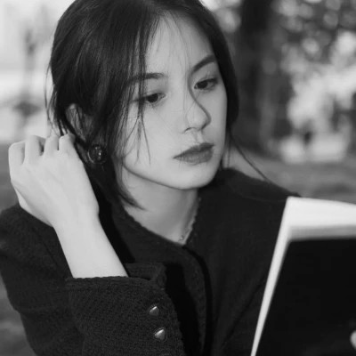 黑白高冷女生头像