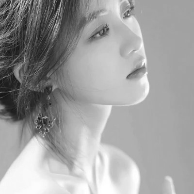 黑白高冷女生头像