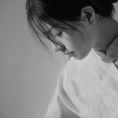 黑白高冷女生头像