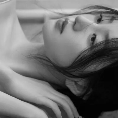 黑白高冷女生头像