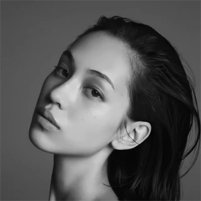黑白美女高冷头像
