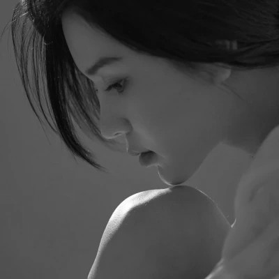 黑白美女高冷头像