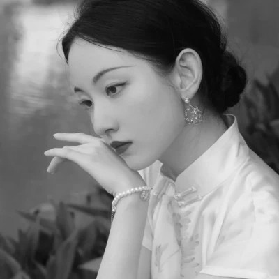 黑白美女高冷头像